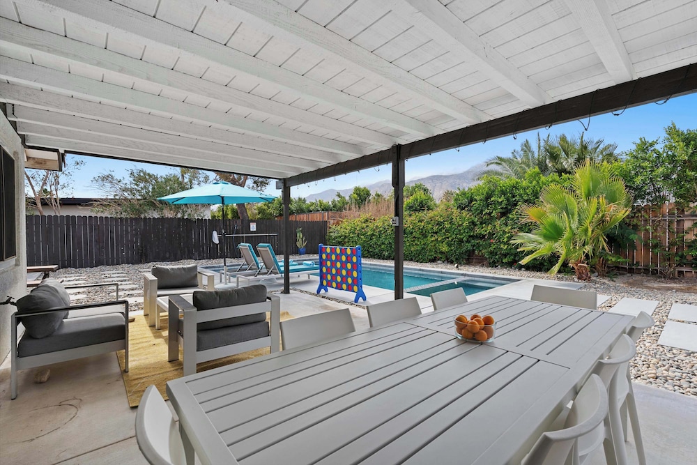 Hacienda Hideaway 3bd Great for Families in Palm Springs, United States