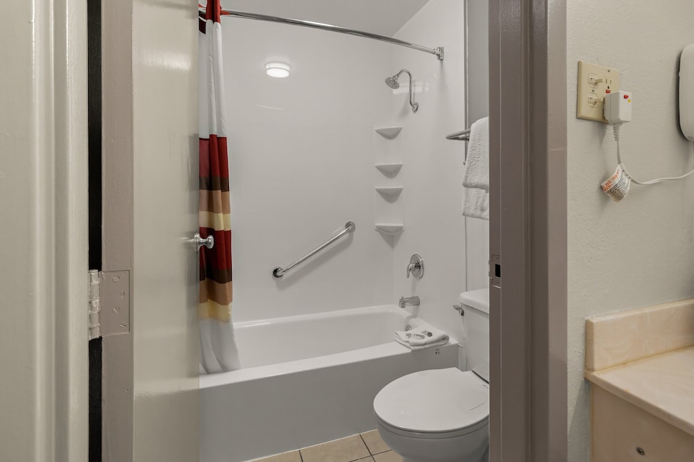 Red Roof Inn & Suites Cave City - photo 20