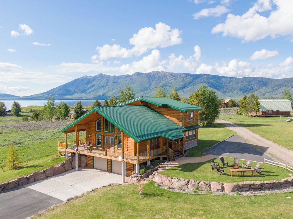Henrys Hawk - carbon neutral hotel in Island Park