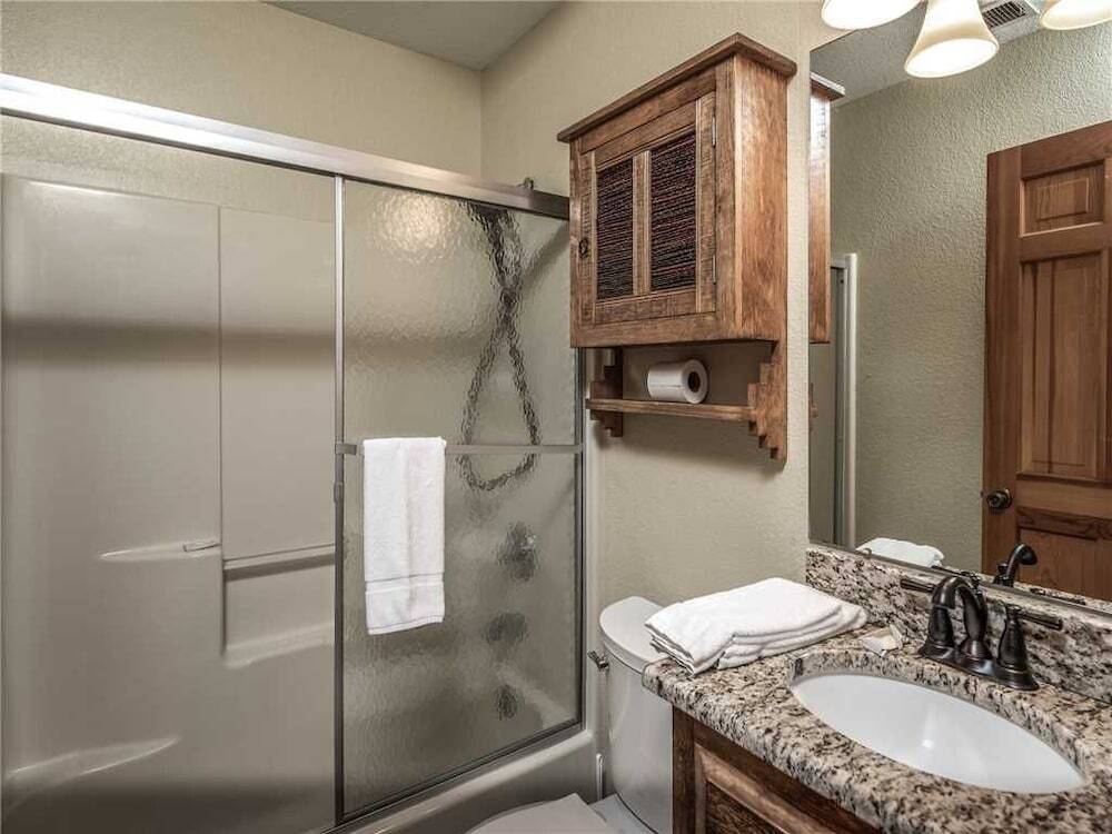 Midtown Riverfront Complex 10 Bedrooms 2 Hot Tub Sleeps 28 - photo 6