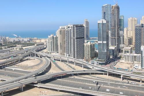 Scenic lake view 2BR near metro in Cluster A JLT Allsopp&Allsopp — 4-Star Luxury Hotel in Dubai, United Arab Emirates