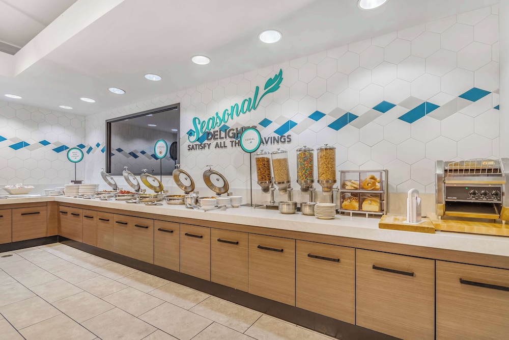 Embassy Suites by Hilton Detroit Metro Airport - photo 35