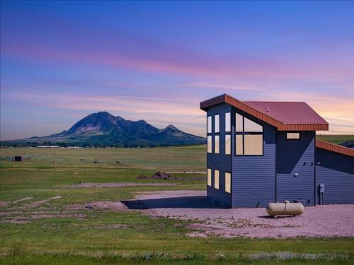 Bear Butte Luxury Retreat Hot Tub Stunning Views in Sturgis, United States