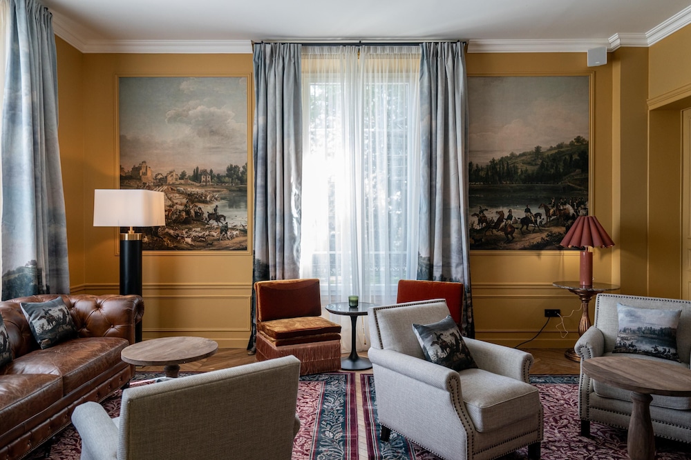 Villa Edmond Hôtel & Spa Maison Blanche Bièvres — 4-Star Luxury Hotel in Bievres, France