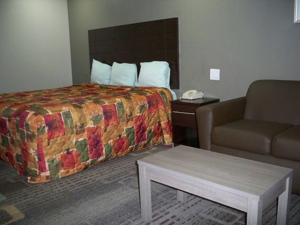 Scottish Inn & Suites - photo 35