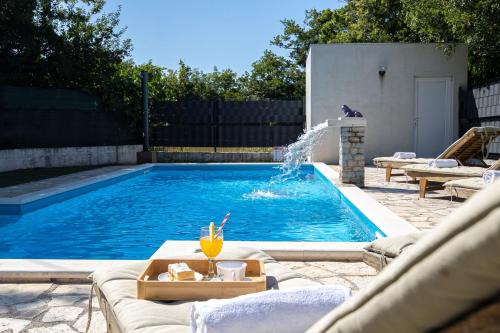 House Runjic w pool large garden and playground — 4-Star Luxury Hotel in Prgomet, Croatia