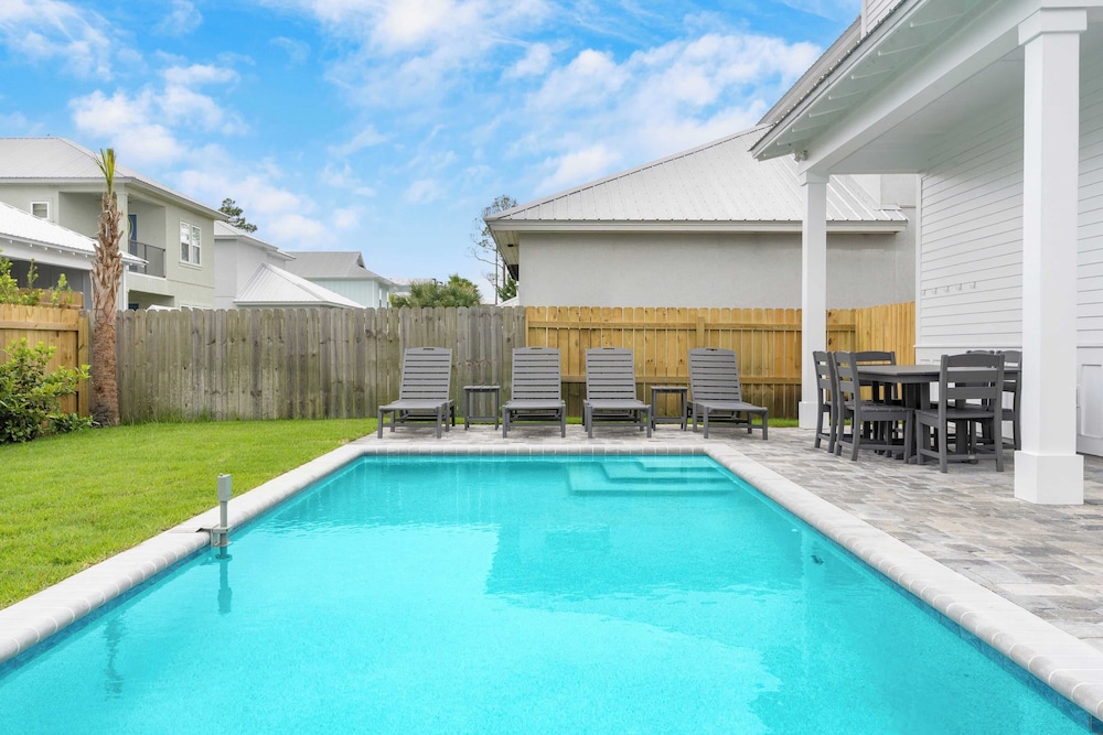 Flipper by Avantstay 18 person Retreat w Pool - photo 17