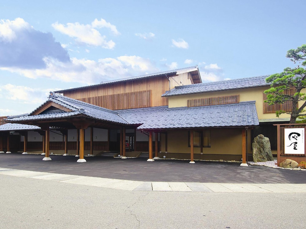 Haiya - carbon neutral hotel in Awara