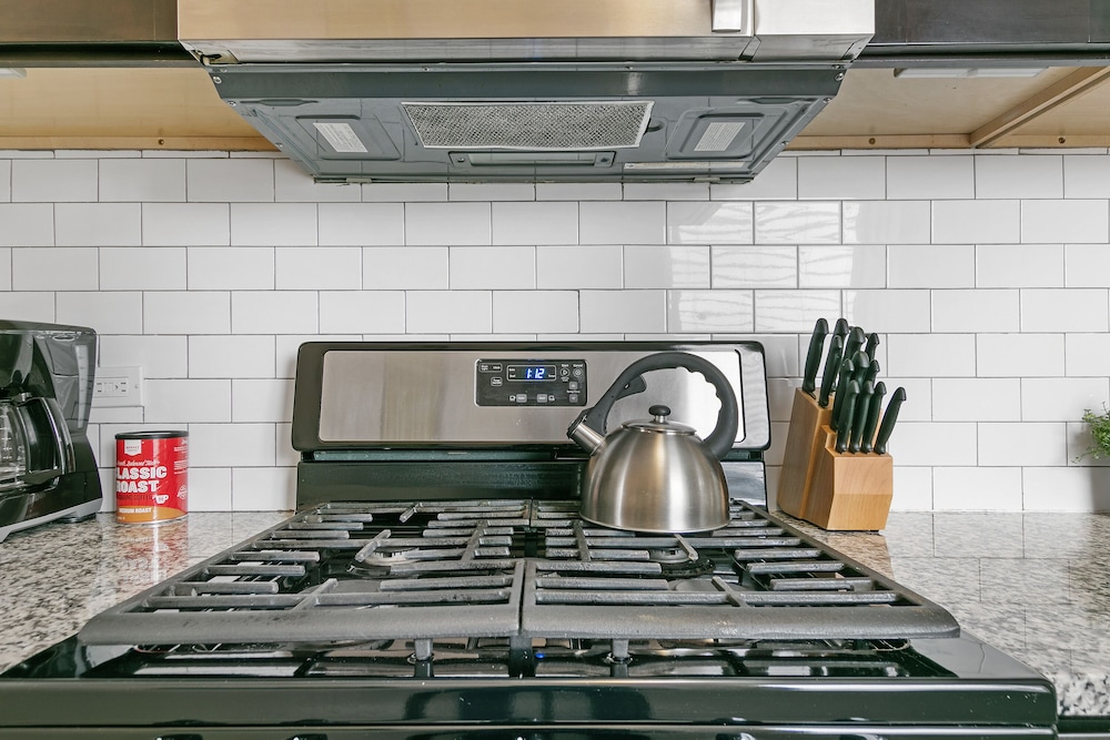 King Bed Full Kitchen Rogers Park 5mins Loyola - photo 6