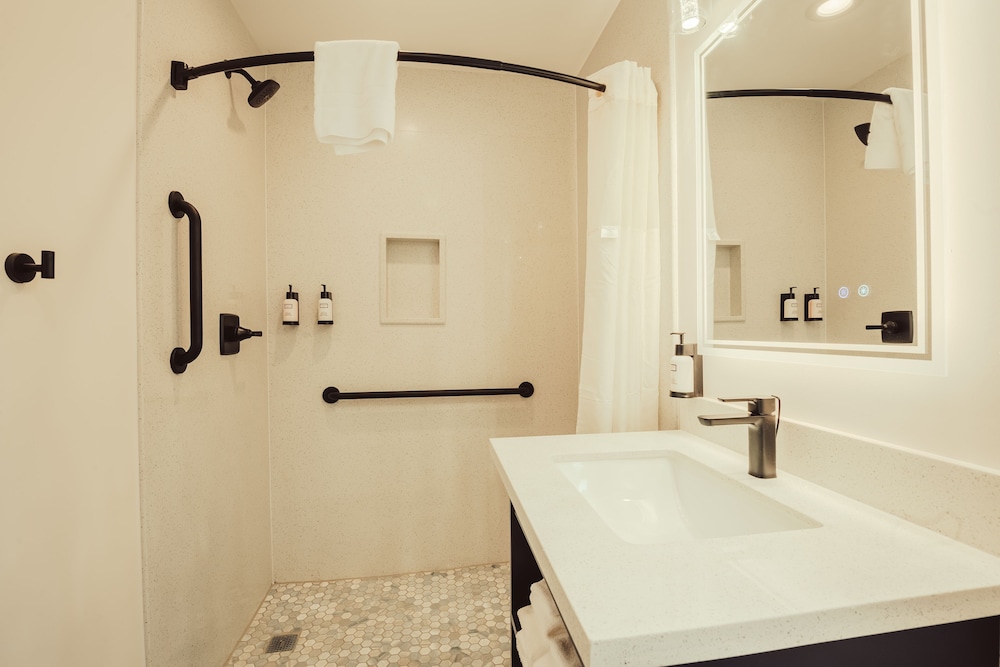 Blufftop Inn & Suites - photo 98