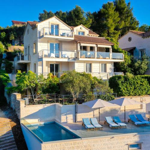 VILLA PHILIPPA luxurious five room villa idyllic location first row to the sea spectacular view of the sea bay unforgettable sunsets 15 minutes from Supetar ferry port free parking private heated pool — 4-Star Luxury Hotel in Sutivan, Croatia