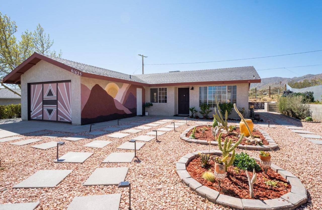 Hot Tub Games King Bed Fire Pit Bbq Grill Minutes From National Park And Views — Joshua Tree