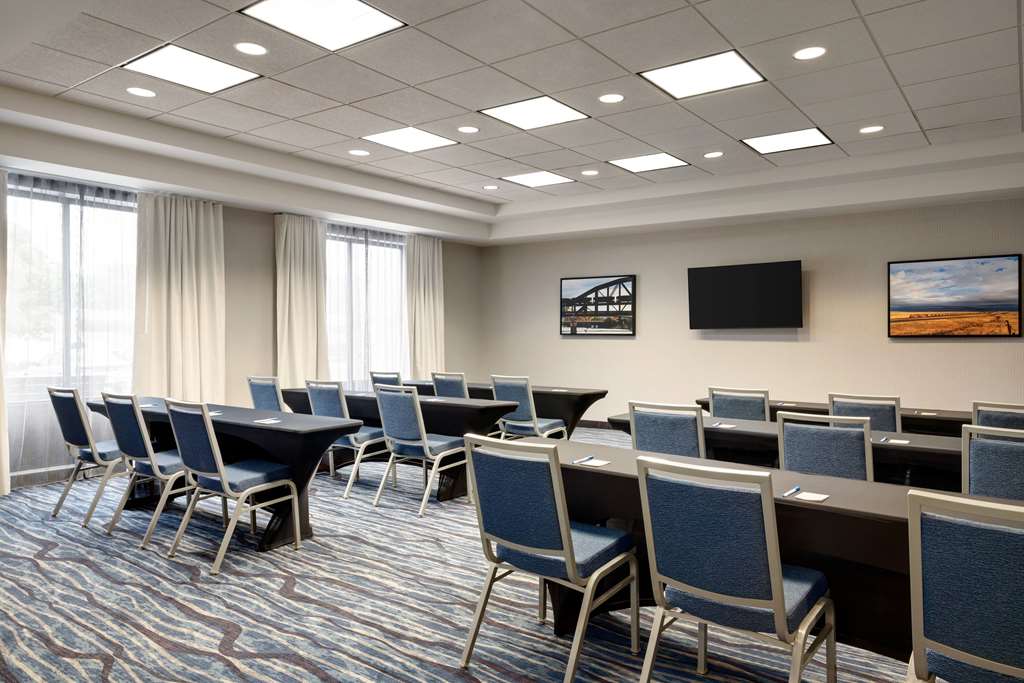 La Quinta Inn & Suites by Wyndham Springfield Airport Plaza - photo 38