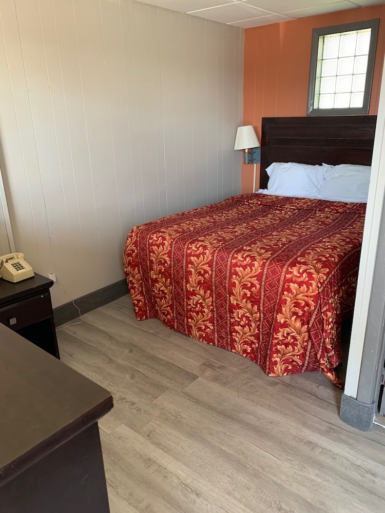 Stadium View Inn - photo 8
