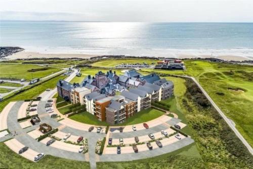 Stunning Sea View Two Bed Two Bathroom Apartment — 4-Star Luxury Hotel in Porthcawl, United Kingdom