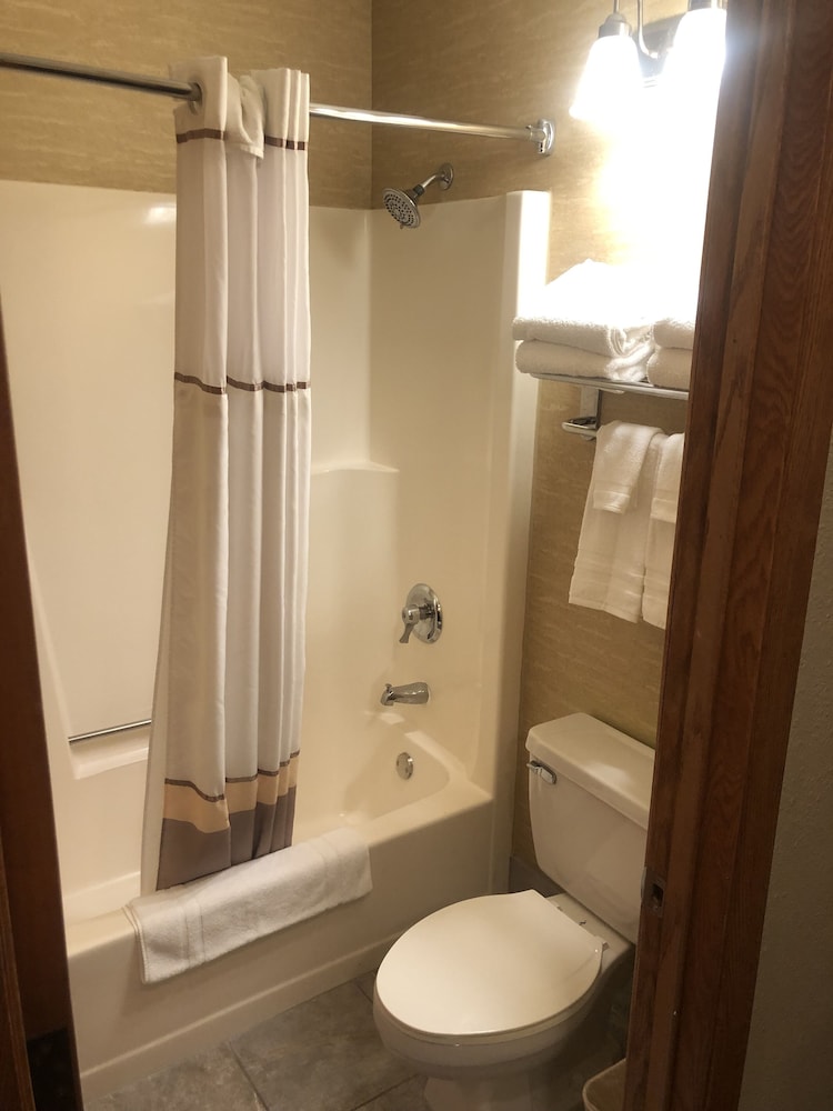Express Suites Riverport Inn & Suites - photo 35