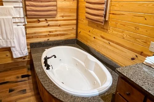 Timberwolf - carbon neutral hotel in Cherokee