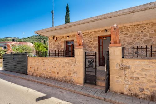 Villa Leonton with a private pool — 4-Star Luxury Hotel in Kissamos, Greece