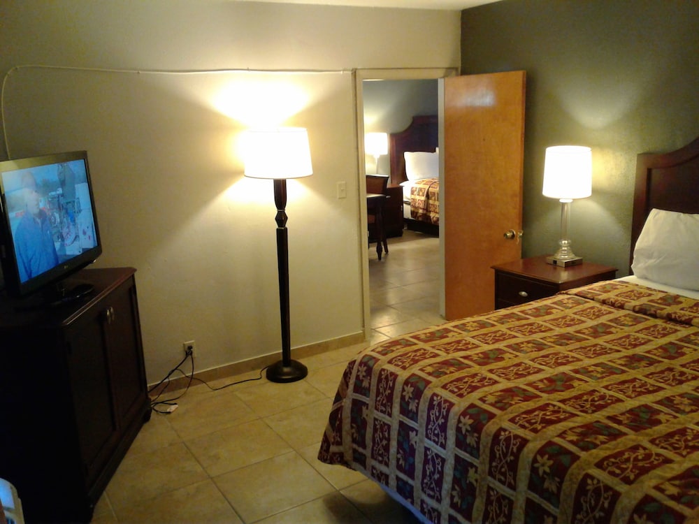 Express Inn & Suites 5 Miles from St Petersburg Clearwater Airport - photo 11