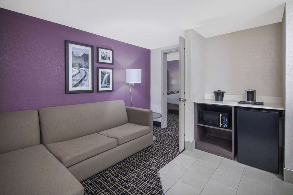 La Quinta Inn & Suites by Wyndham Chattanooga East Ridge - photo 36
