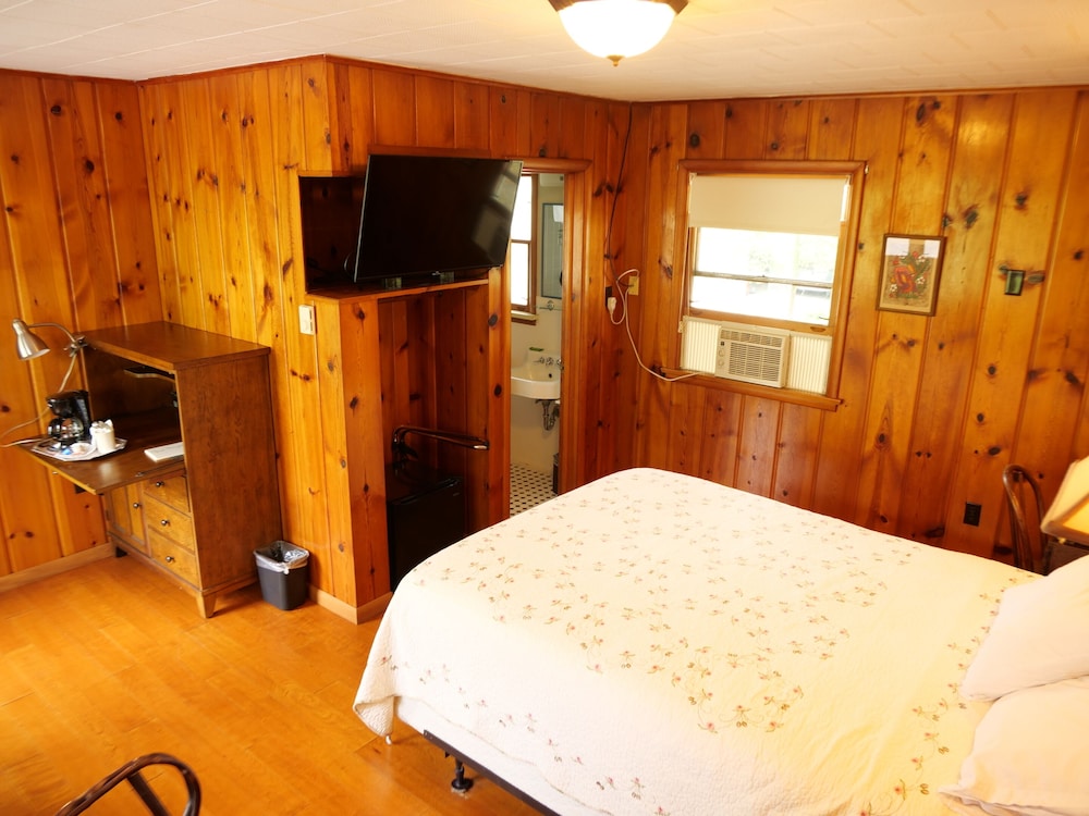 Ludington Blue Spruce Inn - photo 7