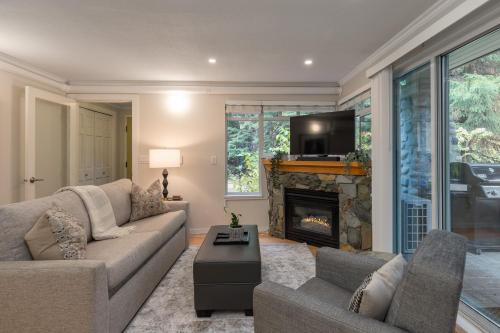 2BR in The Aspens Ski In Ski Out Pool and Hot Tub Gas Fireplace Ski Valet Gym — 4-Star Luxury Hotel in Whistler, Canada