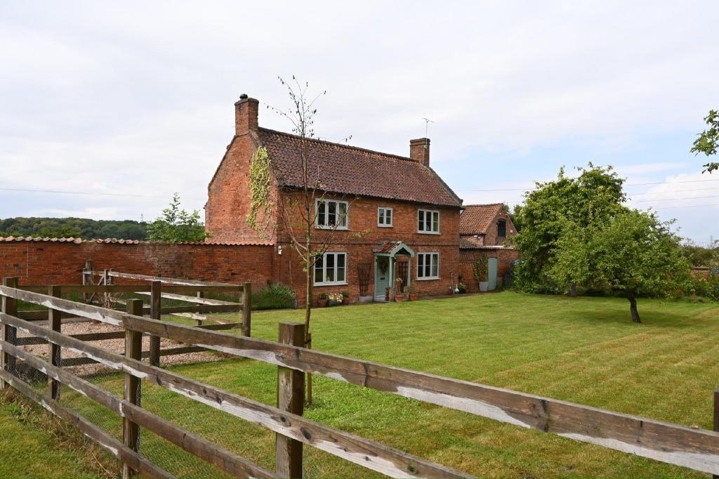 Leo's Holiday Cottage — 5-Star Luxury Hotel in Doddington, United Kingdom