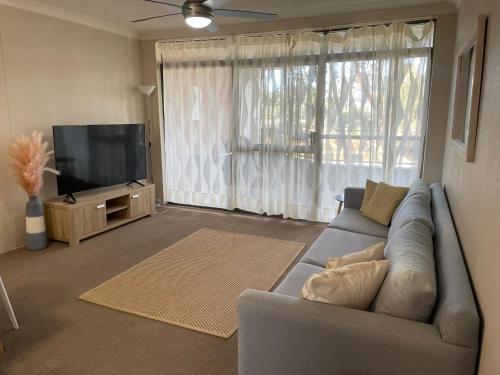 The Commodore 14 9 11 Donald Street Unit in the heart of town with views & free wi fi — 4-Star Luxury Hotel in Hawks Nest, Australia