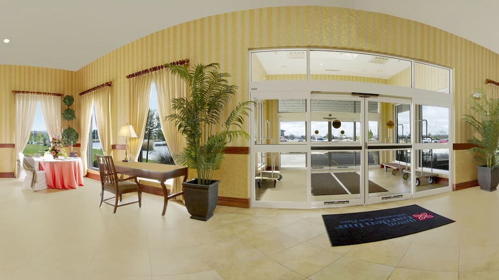 Hilton Garden Inn Milwaukee Northwest Conference Center - photo 2