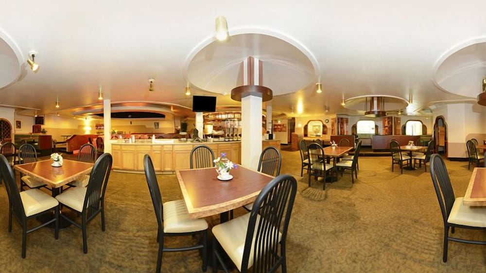 Howard Johnson by Wyndham Benton Harbor St. Joseph - photo 29