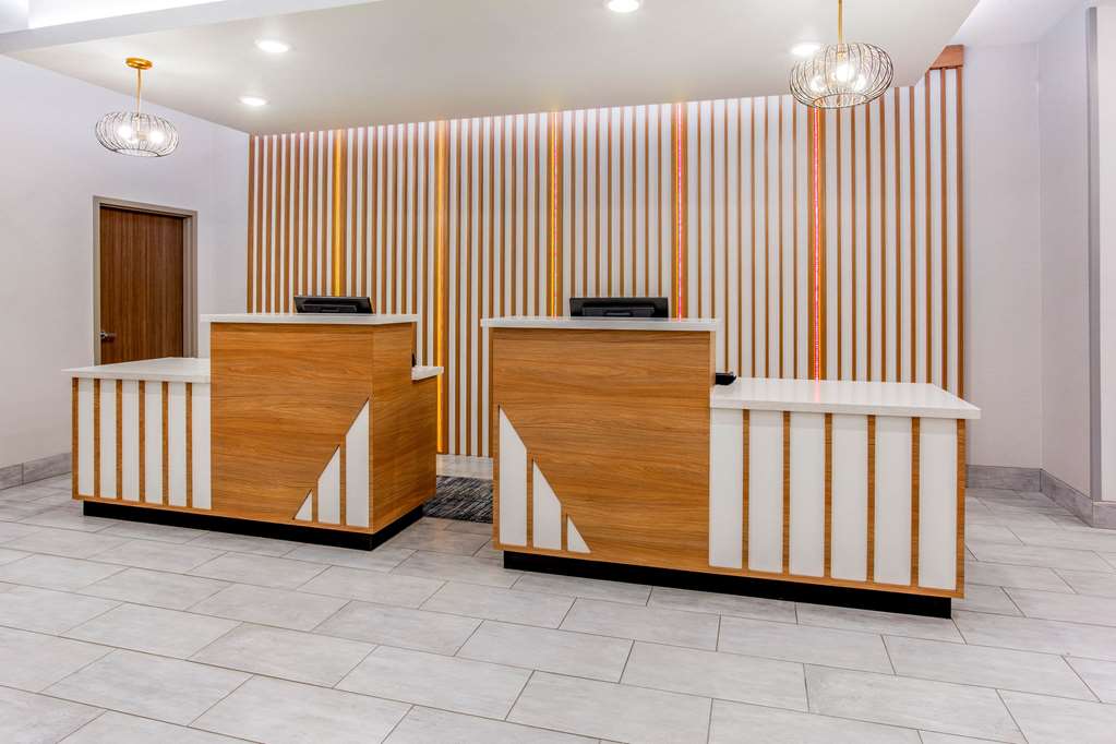 La Quinta Inn & Suites by Wyndham San Antonio Alamo City - photo 5