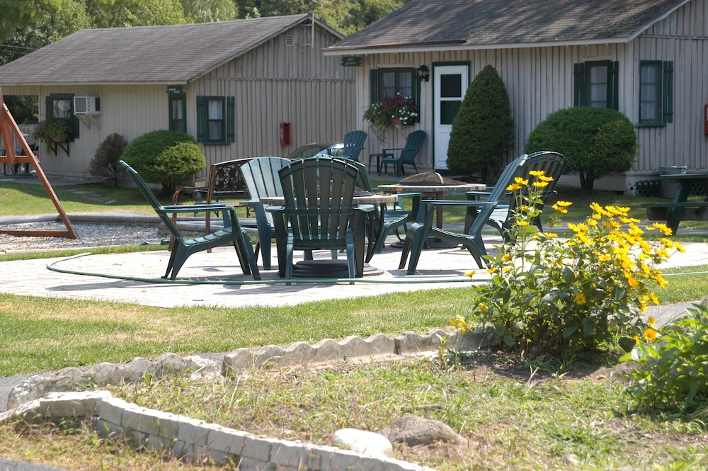 Lincoln Log Colony - last minute hotel in Glens Falls