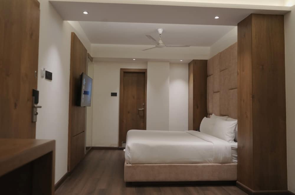 Silvotel By Bizzgrow Hotels - last minute hotel in Indore