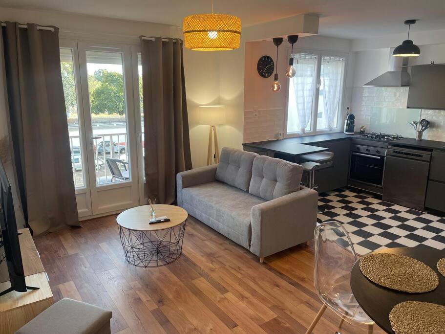 Bel Appartement Meyzieu Centre Proche Tramway — 4-Star Luxury Hotel in Meyzieu, France