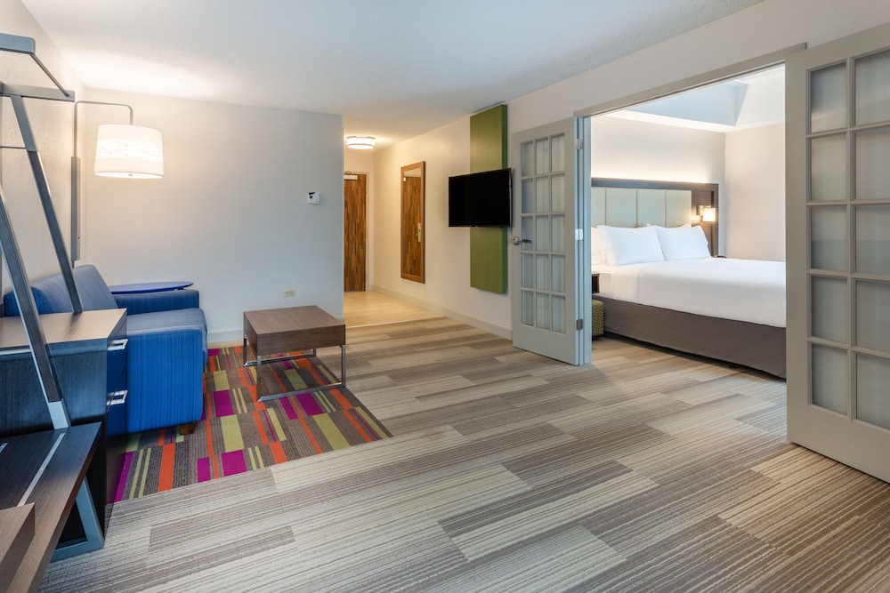 Holiday Inn Express Hotel & Suites Chicago Midway Airport by IHG - photo 2