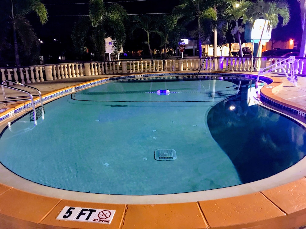 Tropical Inn & Suites - photo 38