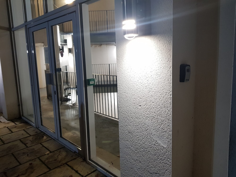 Homebird Property Epsom Apartment
