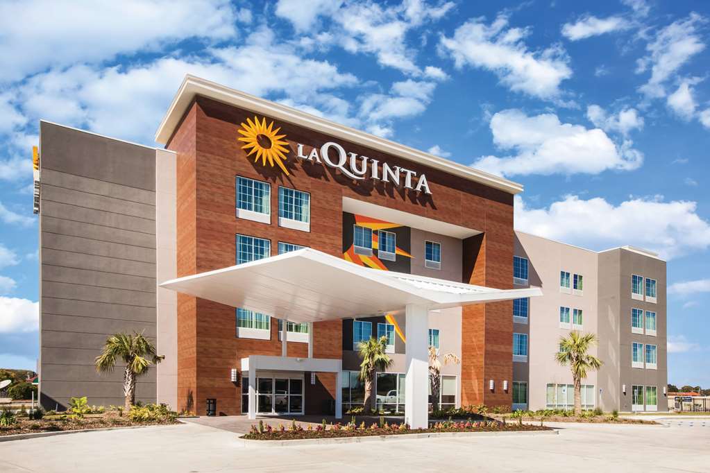 La Quinta Inn & Suites by Wyndham Baton Rouge Port Allen — hotel in Port Allen