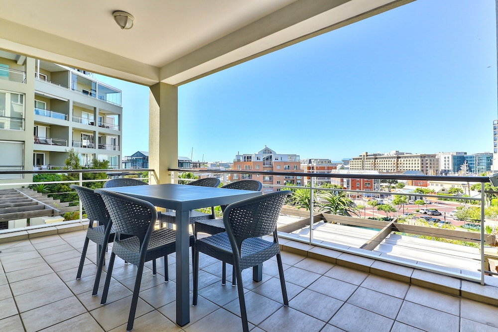 Luxury Three Bedroom Apartment Fully Furnished and Equipped