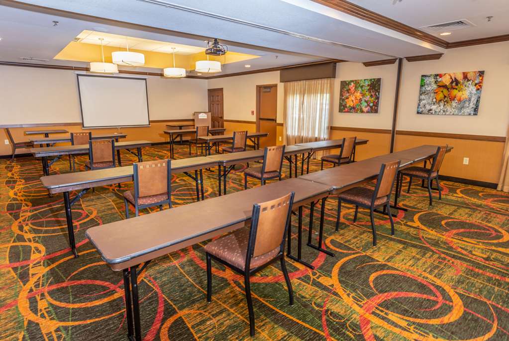 La Quinta Inn & Suites by Wyndham Bentonville - photo 32