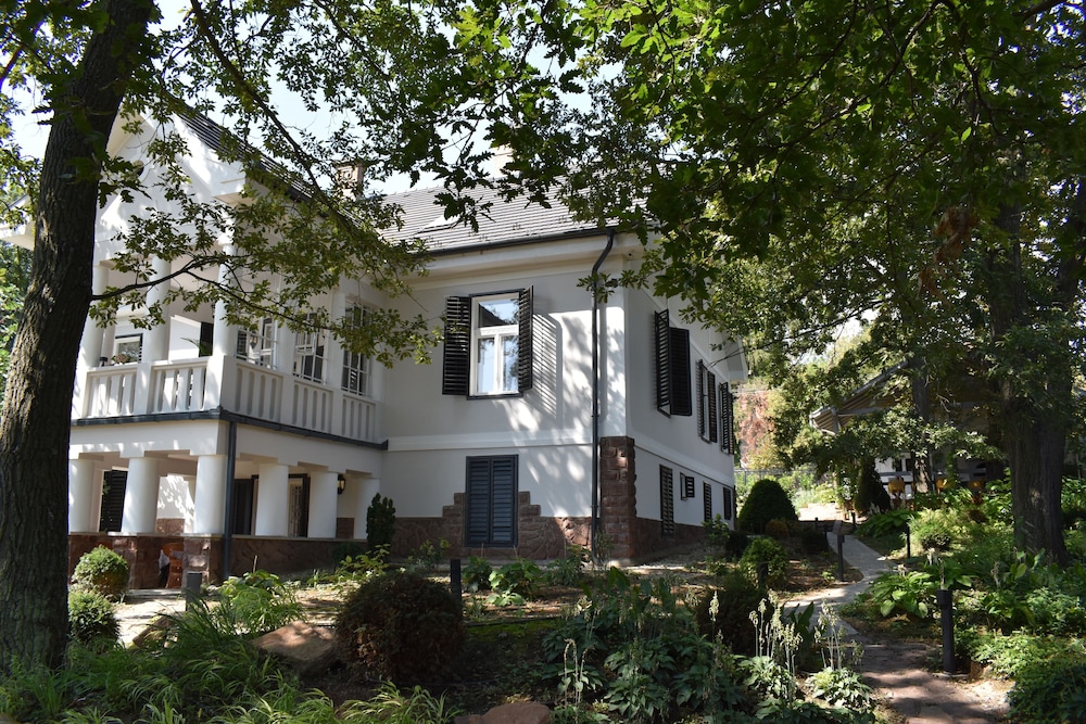 Villa Chez les Amis Adults only — 4-Star Luxury Hotel in Balatonlelle, Hungary