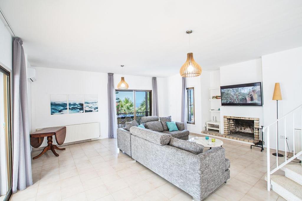 Villa Nepou Beautiful 4 Bedroom Villa Located In Ayia Napa