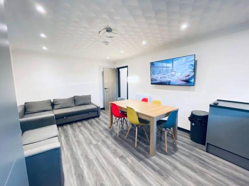 Burmer Central Bliss: Modern 3BR 1BA Full Kitchen — 4-Star Luxury Hotel in Peterborough, United Kingdom