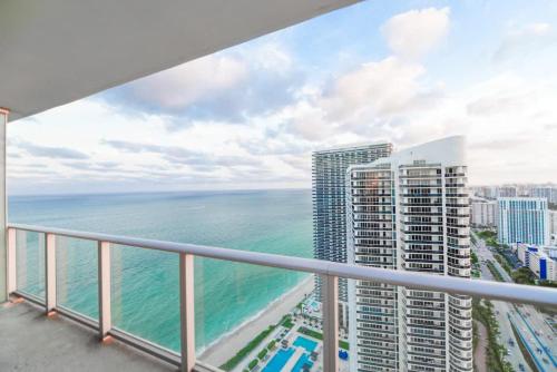Hyde House Luxury High Floor 2BR 2BA Apartment Suite with direct ocean view roof top pool resort amenities — 4-Star Luxury Hotel in Hollywood, United States