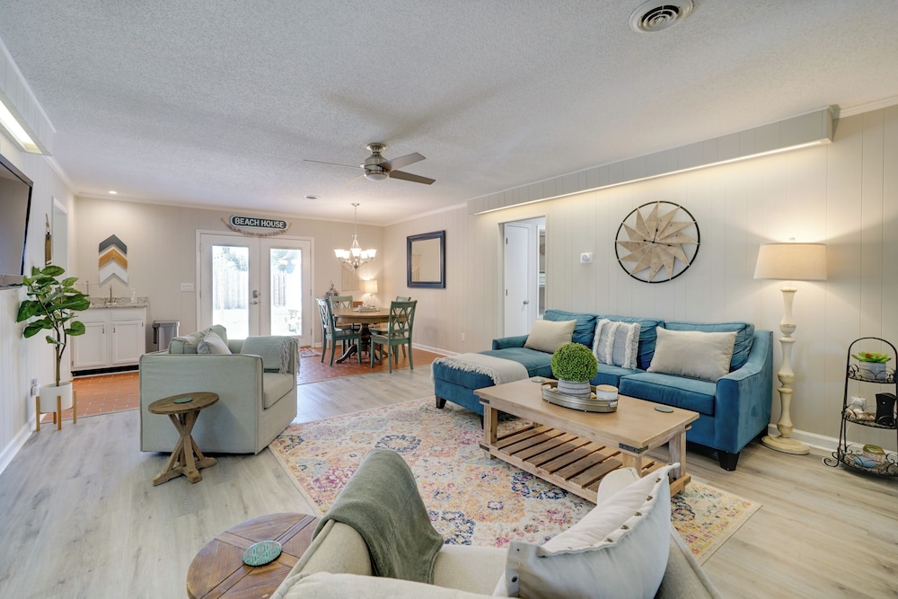 Oak Island Home with Spacious Backyard and Porch — 4-Star Luxury Hotel in Oak Island, United States