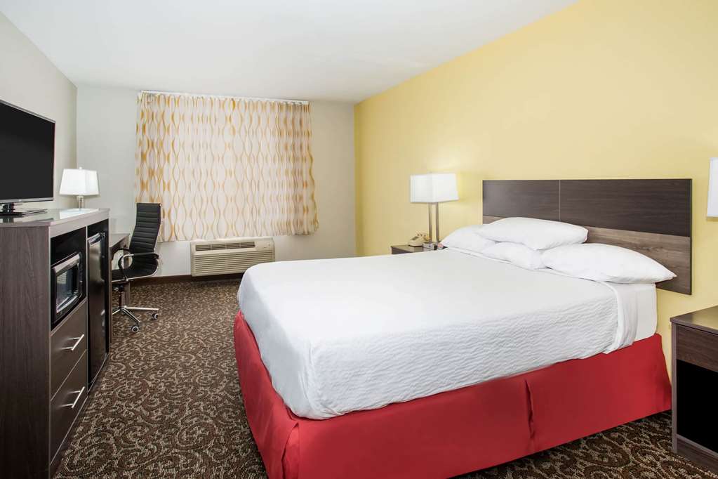 Days Inn by Wyndham Phoenix North - photo 15
