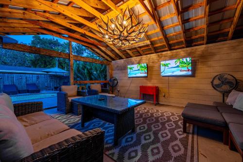 Villa Bella Amazing pool home with cabana just minutes from downtown — 4-Star Luxury Hotel in Bradenton, United States