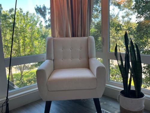 Near Stanford Luxury Retreat 1 Gigabit Fast WiFi Two Car Garage Masterbedroom King Size Bed Walk in Closet and Walk in Shower — 4-Star Luxury Hotel in Palo Alto, United States