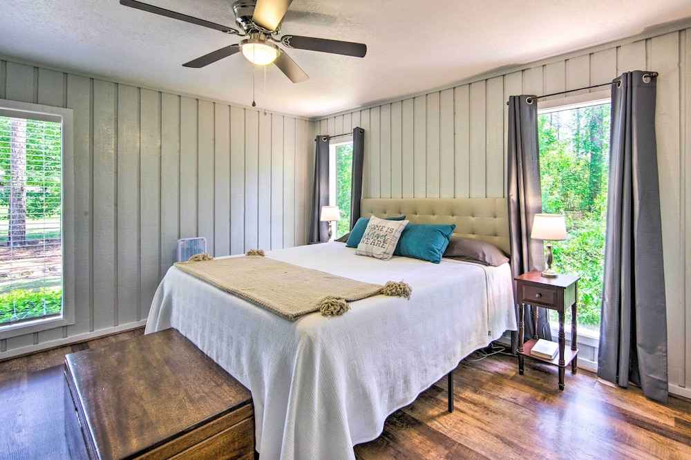 Brookeland Resort Cabin with Golf and Lake Access - featured photo