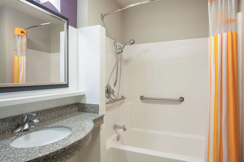 La Quinta Inn & Suites by Wyndham Fort Walton Beach - photo 18
